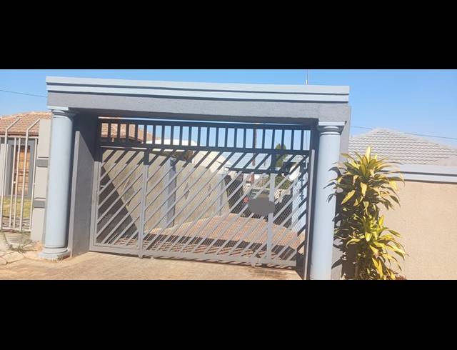 3 BEDROOM HOUSE FOR SALE IN CLAYVILLE